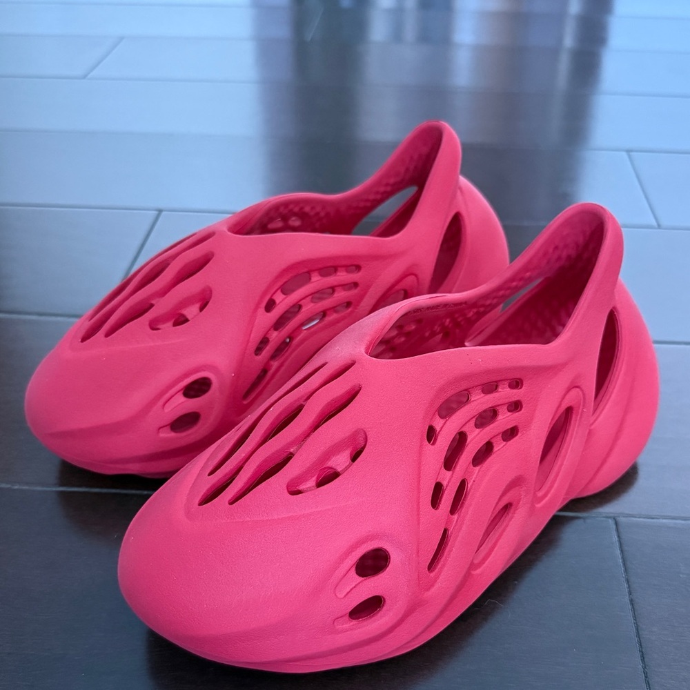 Yeezy Foam Runner Women’s US 5 Red